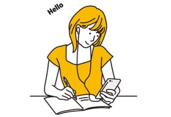 英語のアプリで勉強している女性